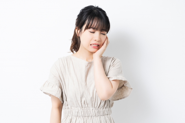 虫歯で歯が痛む女性