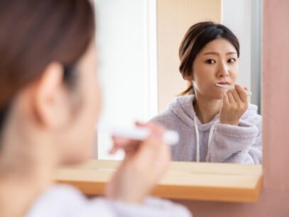 歯磨きをする女性